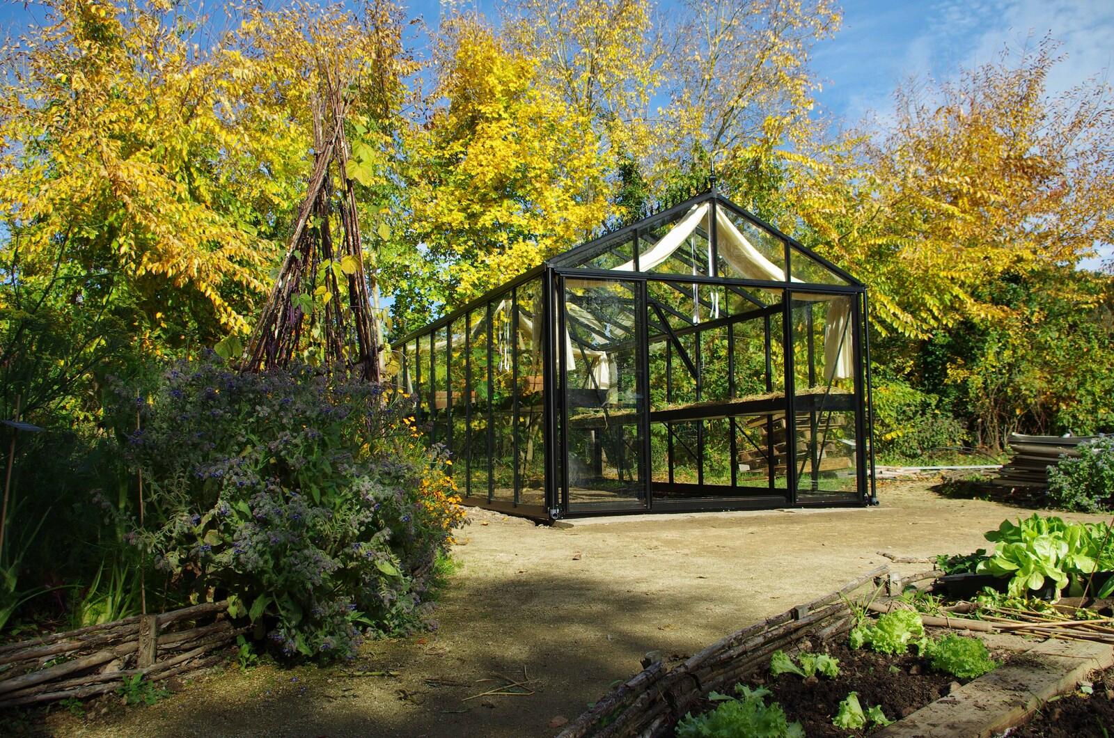 serre du jardin bio de la maison de l'environnement, entouré par des arbres