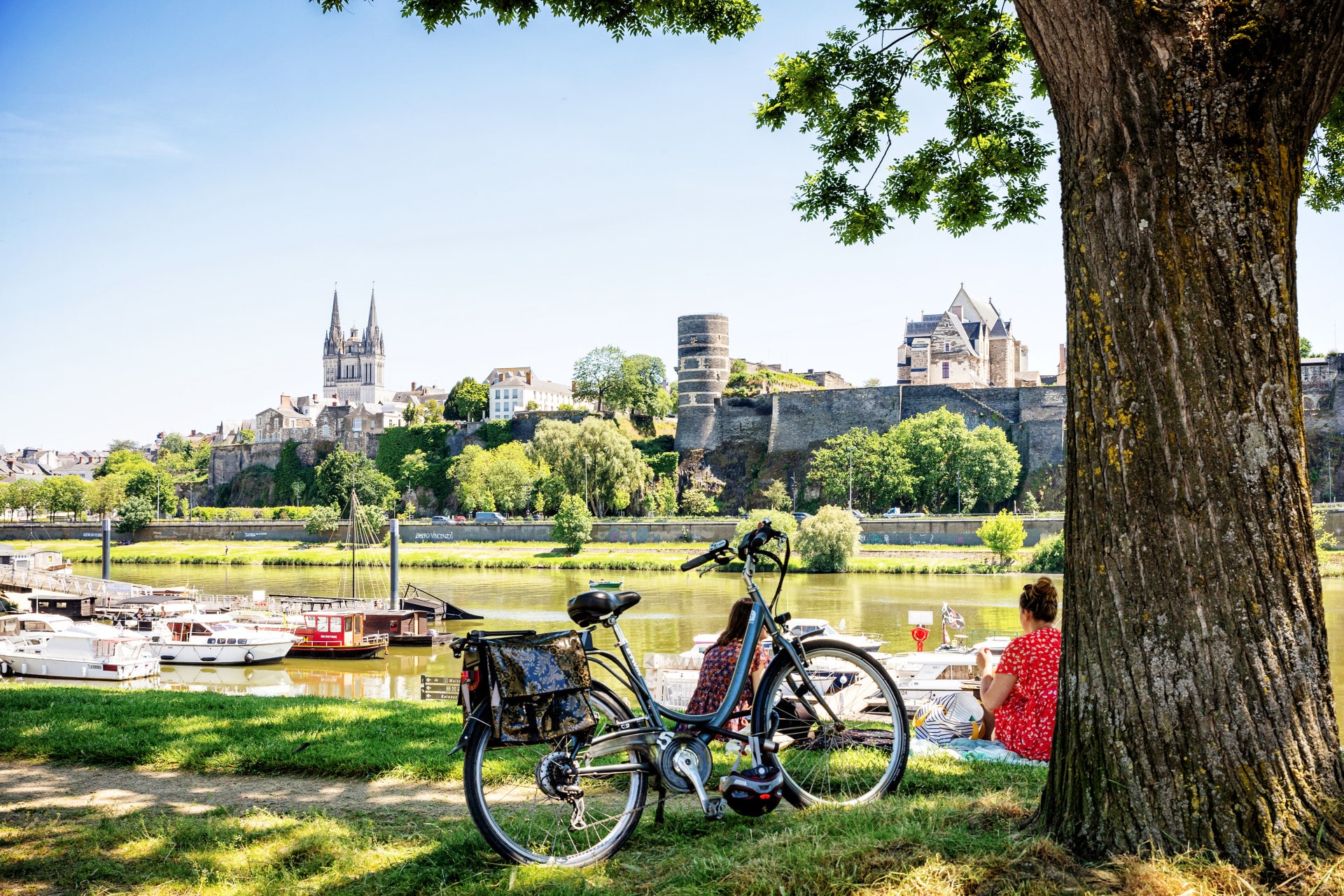 Vue de la Cale de la Savatte avec un vélo égaré