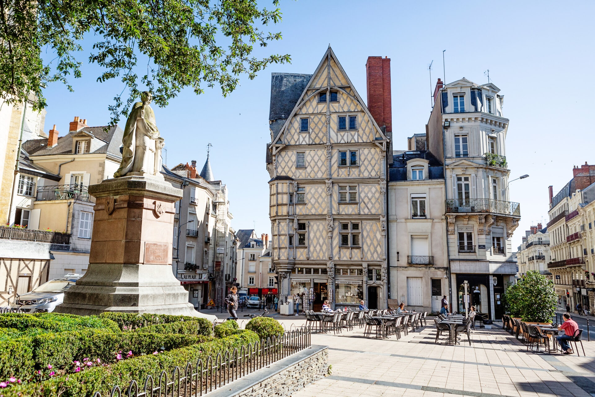 Photo de la place-sainte-croix d'Adam à ngers